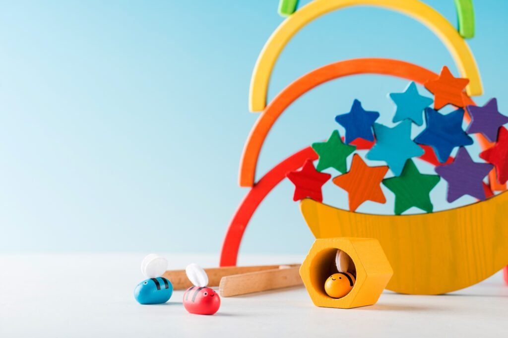 Juegos educativos de madera para preescolar sobre fondo azul