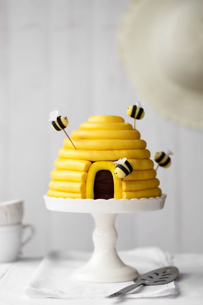 Tarta con forma de colmena y abejas, hecha para celebrar en el centro